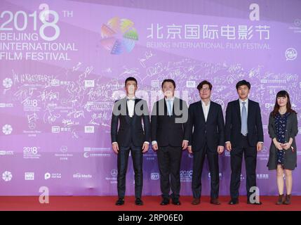 (180422) -- PEKING, 22. April 2018 -- Gussmitglieder der Filmoperation Rotes Meer posieren auf dem roten Teppich für die Abschlusszeremonie des 8. Internationalen Filmfestivals von Peking (BJIFF) in Peking, der Hauptstadt Chinas, am 22. April 2018. )(MP) CHINA-BEIJING-FILM FESTIVAL-CLOSING (CN) CaixYang PUBLICATIONxNOTxINxCHN Stockfoto