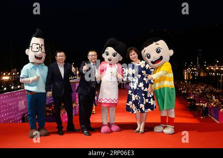 (180422) -- PEKING, 22. April 2018 -- Darsteller des Films Big Head Son und Little Head Father posieren auf dem roten Teppich für die Abschlusszeremonie des 8. Internationalen Filmfestivals in Peking (BJIFF) in Peking, Hauptstadt Chinas, 22. April 2018. )(MP) CHINA-BEIJING-FILM FESTIVAL-CLOSING (CN) ZhangxYuwei PUBLICATIONxNOTxINxCHN Stockfoto