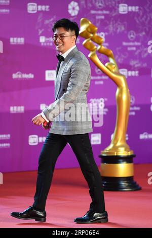 (180422) -- PEKING, 22. April 2018 -- Schauspieler Alec Su spaziert auf dem roten Teppich während der Abschlusszeremonie des 8. Beijing International Film Festival (BJIFF) in Peking, Hauptstadt von China, 22. April 2018. )(MP) CHINA-BEIJING-FILM FESTIVAL-CLOSING (CN) LiuxJunxi PUBLICATIONxNOTxINxCHN Stockfoto