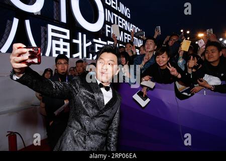 (180422) -- PEKING, 22. April 2018 -- Schauspieler Huang Bo posiert für Selfie mit Publikum auf dem roten Teppich für die Abschlusszeremonie des 8. Internationalen Filmfestivals in Peking (BJIFF) in Peking, der Hauptstadt Chinas, am 22. April 2018. )(MP) CHINA-BEIJING-FILM FESTIVAL-CLOSING (CN) LiuxBin PUBLICATIONxNOTxINxCHN Stockfoto