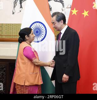 (180422) -- PEKING, 22. April 2018 -- der chinesische Staatsrat und Außenminister Wang Yi (R) führt Gespräche mit der indischen Außenministerin Sushma Swaraj in Peking, Hauptstadt Chinas, 22. April 2018. ) (Zwx) CHINA-BEIJING-WANG YI-INDIA-TALKS (CN) ZhangxLing PUBLICATIONxNOTxINxCHN Stockfoto