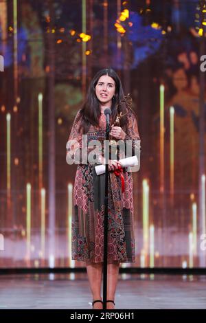 (180422) -- PEKING, 22. April 2018 -- Natalie Holt, Komponistin von Journey s End, spricht, nachdem sie den Preis für beste Musik bei der Verleihung des Tiantan Award 2018 während des 8. Internationalen Filmfestivals in Peking, der Hauptstadt Chinas, am 22. April 2018 gewonnen hat. Die Preisträger des Tiantian Award 2018 wurden während des 8. BJIFF am Sonntag bekanntgegeben. (lmm) CHINA-BEIJING-FILM FESTIVAL-BJIFF-TIANTAN AWARD (CN) ZhengxHuansong PUBLICATIONxNOTxINxCHN Stockfoto