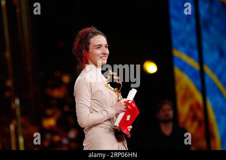 (180422) -- PEKING, 22. April 2018 -- Regisseurin Mariam Khatchvani erhält den Preis für die beste Regisseurin bei der Verleihung des Tiantan-Preises 2018 während des 8. Internationalen Filmfestivals von Peking (BJIFF) in Peking, der Hauptstadt Chinas, am 22. April 2018. Die Preisträger des Tiantian Award 2018 wurden während des 8. BJIFF am Sonntag bekanntgegeben. (lmm) CHINA-BEIJING-FILM FESTIVAL-BJIFF-TIANTAN AWARD (CN) LiuxBin PUBLICATIONxNOTxINxCHN Stockfoto
