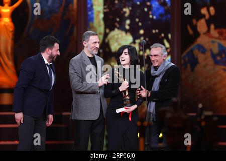(180422) -- PEKING, 22. April 2018 -- Cast Members of Scary Mother erhalten die Trophäe und das Zertifikat für den besten Spielfilmpreis bei der Preisverleihung des Tiantan Award 2018 während des 8. Beijing International Film Festival (BJIFF) in Peking, Hauptstadt von China, 22. April 2018. Die Preisträger des Tiantian Award 2018 wurden während des 8. BJIFF am Sonntag bekanntgegeben. (lmm) CHINA-BEIJING-FILM FESTIVAL-BJIFF-TIANTAN AWARD (CN) LiuxBin PUBLICATIONxNOTxINxCHN Stockfoto