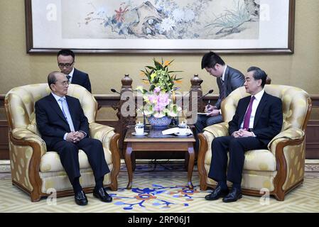 (180422) -- PEKING, 22. April 2018 -- der chinesische Staatsrat und Außenminister Wang Yi (1. R) trifft sich am 22. April 2018 in Peking, der Hauptstadt Chinas, mit dem ehemaligen Präsidenten Myanmars, U Thein sein. ) (Zwx) CHINA-BEIJING-WANG YI-MYANMAR-MEETING (CN) ZhangxLing PUBLICATIONxNOTxINxCHN Stockfoto