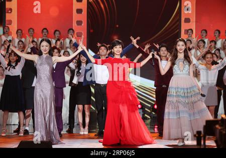 (180422) -- PEKING, 22. April 2018 -- Schauspielerinnen Angie Chiu (C), Guan Xiaotong (R) und Huo Siyan treten während der Abschlusszeremonie des 8. Internationalen Filmfestivals in Peking (BJIFF) in Peking, der Hauptstadt Chinas, am 22. April 2018 auf. ) (Zwx) CHINA-BEIJING-FILM FESTIVAL-CLOSING (CN) ZhengxHuansong PUBLICATIONxNOTxINxCHN Stockfoto