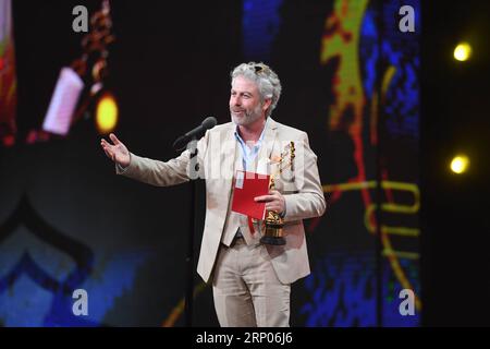 (180422) -- PEKING, 22. April 2018 -- Regisseur des Testaments Amichai Greenberg gewinnt den besten Drehbuchpreis bei der Verleihung des Tiantan-Preises 2018 während des 8. Internationalen Filmfestivals in Peking (BJIFF), der Hauptstadt Chinas, am 22. April 2018. Die Preisträger des Tiantian Award 2018 wurden während des 8. BJIFF am Sonntag bekanntgegeben. (lmm) CHINA-BEIJING-FILM FESTIVAL-BJIFF-TIANTAN AWARD (CN) LiuxBin PUBLICATIONxNOTxINxCHN Stockfoto