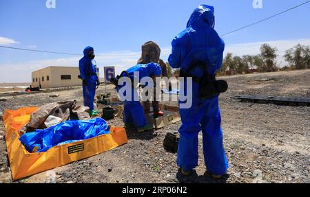 (180422) -- AMMAN, 22. April 2018 -- Soldaten nehmen am 22. April 2018 an einer Übung Teil, die einen chemischen Angriff in Zarqa, östlich von Amman, Jordanien simuliert. Die Jordan Armed Forces (JAF) starteten am 15. April mit der US-amerikanischen Seite die Bohrmaschine Eager Lion 2018. Etwa 7.000 Soldaten beider Seiten nahmen an der jährlichen Übung Teil. JORDAN-ZARQA-MILITÄRBOHRER MohammadxAbuxGhosh PUBLICATIONxNOTxINxCHN Stockfoto