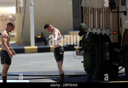 (180422) -- AMMAN, 22. April 2018 -- Soldaten nehmen am 22. April 2018 an einer Übung Teil, die einen chemischen Angriff in Zarqa, östlich von Amman, Jordanien simuliert. Die Jordan Armed Forces (JAF) starteten am 15. April mit der US-amerikanischen Seite die Bohrmaschine Eager Lion 2018. Etwa 7.000 Soldaten beider Seiten nahmen an der jährlichen Übung Teil. JORDAN-ZARQA-MILITÄRBOHRER MohammadxAbuxGhosh PUBLICATIONxNOTxINxCHN Stockfoto