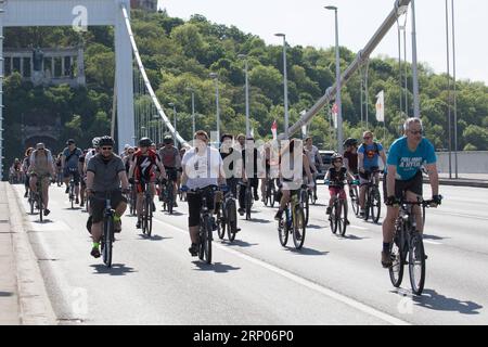 (180422) -- BUDAPEST, 22. April 2018 -- Tausende von Menschen nehmen an der Veranstaltung I Bike Budapest in Budapest, Ungarn, am 22. April 2018 Teil. ) UNGARN-BUDAPEST-FAHRRAD-PROZESSION AttilaxVolgyi PUBLICATIONxNOTxINxCHN Stockfoto