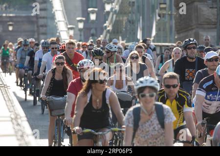 (180422) -- BUDAPEST, 22. April 2018 -- Tausende von Menschen nehmen an der Veranstaltung I Bike Budapest in Budapest, Ungarn, am 22. April 2018 Teil. ) UNGARN-BUDAPEST-FAHRRAD-PROZESSION AttilaxVolgyi PUBLICATIONxNOTxINxCHN Stockfoto