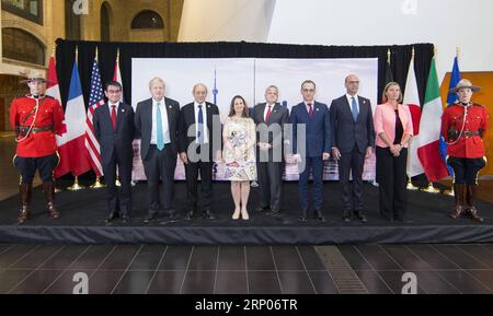 (180423) -- TORONTO, 23. April 2018 -- (R-L) hohe Vertreterin der Europäischen Union für Außen- und Sicherheitspolitik Federica Mogherini, italienischer Außenminister Angelino Alfano, deutscher Außenminister Heiko Maas, amtierender US-Außenminister John J. Sullivan, kanadischer Außenminister Chrystia Freeland, der französische Außenminister Jean-Yves Le Drian, der britische Außenminister Boris Johnson und der japanische Außenminister Taro Kono posieren für ein Gruppenfoto während des Treffens in Toronto, Kanada, am 22. April 2018. Die Außenminister der Gruppe der Sieben (G7) Industriestaaten begannen ihre Stockfoto