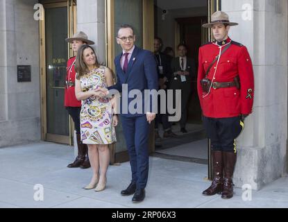 (180423) -- TORONTO, 23. April 2018 -- die kanadische Außenministerin Chrystia Freeland (2. L) begrüßt den deutschen Außenminister Heiko Maas (2. R) vor dem Treffen in Toronto, Kanada, am 22. April 2018. Die Außenminister der Gruppe der Sieben Industriestaaten (G7) begannen am Sonntag ihr zweitägiges Treffen hier. (Jmmn) KANADA-TORONTO-G7-AUSSENMINISTERTREFFEN ZouxZheng PUBLICATIONxNOTxINxCHN Stockfoto