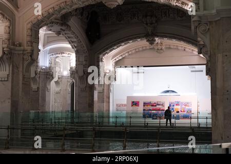 (180423) -- MADRID, 23. April 2018 -- Foto vom 15. Dezember 2017 zeigt eine Innenansicht der CentroCentro-Bibliothek in Madrid, Spanien. Es gibt viele Bibliotheken in Madrid, die als wichtiger Teil des täglichen Lebens der Menschen angesehen werden, die hier leben. ) (hy) SPAIN-MADRID-CULTURE-LIBRARY GuoxQiuda PUBLICATIONxNOTxINxCHN Stockfoto