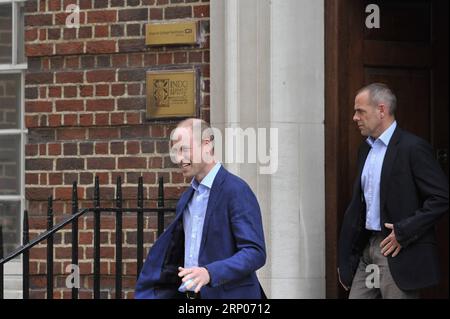 (180423) -- LONDON, 23. April 2018 -- der britische Prinz William (L), Duke of Cambridge, verlässt das Krankenhaus, nachdem die britische Catherine, Herzogin von Cambridge, am 23. April 2018 ihren Sohn im St Mary s Hospital in London, Großbritannien, zur Welt gebracht hat. (wtc) BRITAIN-LONDON-ROYAL BABY StephenxChung PUBLICATIONxNOTxINxCHN Stockfoto