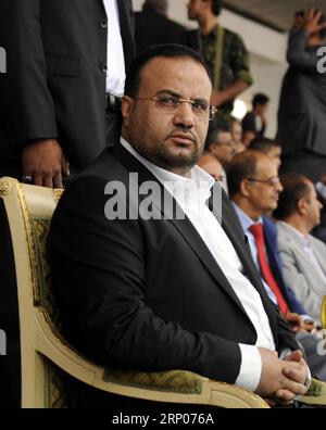 (180423) -- SANAA, 23. April 2018 -- Aktenfoto vom 26. März 2017 zeigt, dass der Präsident des Obersten Politischen Rates der Huthi, Saleh al-Sammad (Front), an einer Kundgebung in Sanaa im Jemen teilnimmt. Die dominierenden Huthi-Rebellen im Jemen haben am Montag angekündigt, dass ihr oberster Beamter, der Präsident des Obersten Politischen Rates, Saleh al-Sammad, bei einem Luftangriff der saudisch geführten Koalition in der jemenitischen Hafenstadt Hodeidah am Roten Meer getötet wurde. laut einer Aussage der von den Houthi kontrollierten staatlichen Saba-Nachrichtenagentur. ) DATEI-JEMEN-SANAA-HOUTHIS-TOP-BEAMTER-GETÖTET MOHAMMEDXMOHAMMED PUBLICATIONXNOTXINXCHN Stockfoto