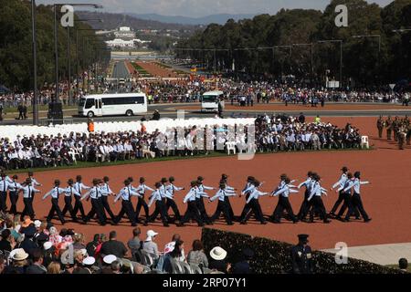 (180425) -- CANBERRA, 25. April 2018 -- Menschen nehmen an der National Ceremony Teil, die am Australian war Memorial zum Gedenken an den Anzac Day in Canberra, Australien, am 25. April 2018 abgehalten wird. ) (Jmmn) AUSTRALIA-CANBERRA-ANZAC TAG XuxHaijing PUBLICATIONxNOTxINxCHN Stockfoto