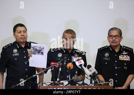 (180425) -- KUALA LUMPUR, 25. April 2018 -- der malaysische Polizeichef Mohamad Fuzi bin Harun (C) zeigt das Foto des Motorrads, das von den beiden Verdächtigen benutzt wurde, die einen palästinensischen Dozenten getötet haben, während einer Pressekonferenz in Kuala Lumpur, Malaysia, am 25. April 2018. Die malaysische Polizei veröffentlichte am Mittwoch ein neues Foto von einem der beiden Verdächtigen, die einen palästinensischen Dozenten getötet haben, und bat um öffentliche Hilfe, um die Verdächtigen zu finden, die sich vermutlich noch im Land aufhalten. (Jmmn) MALAYSIA-KUALA LUMPUR-PALÄSTINENSISCHE DOZENTIN, MORDVERDÄCHTIGE FOTO ZhuxWei PUBLICATIONxNOTxINxCHN Stockfoto