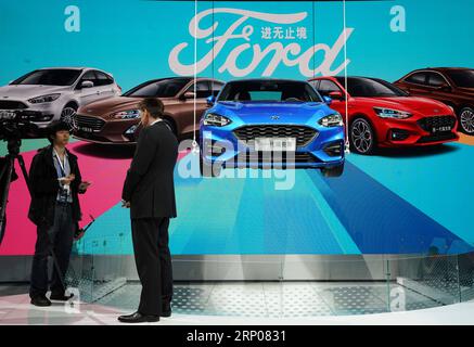 (180425) -- PEKING, 25. April 2018 -- ein Geschäftsführer von Ford wird von einem Journalisten auf der Beijing International Automotive Exhibition (Auto China 2018) 2018 in Peking, Hauptstadt von China, am 25. April 2018 interviewt. Die Auto China 2018 wird vom 25. April bis zum 4. Mai in Peking dauern. ) (Yxb) CHINA-BEIJING-AUTOMOTIVE EXHIBITION(CN) ChenxJianli PUBLICATIONxNOTxINxCHN Stockfoto