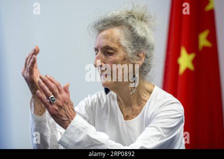 (180425) -- NEW YORK, 25. April 2018 -- Doreen Hynd demonstriert Tai Chi Chuan in New York, USA, am 19. April 2018. Doreen Hynd, eine leidenschaftliche und energiegeladene Frau, die in den Vereinigten Staaten lebt, sagt, dass sie ihre Kraft auf eine lebenslange Liebe zu Tai Chi Chuan, einer chinesischen Kampfkunstform, die praktiziert wird, um sich zu verteidigen und gesund zu bleiben, zurückführt. Im Alter von 93 Jahren kann sie immer noch fast alles tun, was sie will - kochen, tanzen, Tennis spielen, den Bus zu verschiedenen Orten nehmen, um ihren Schülern beizubringen - ohne ihren Körper zu belasten. ) U.S.-NEW YORK-DOREEN HYND-TAI CHI CHUAN-IN Stockfoto