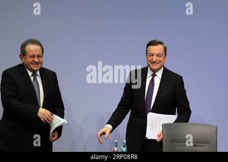 (180426) -- FRANKFURT, 26. April 2018 -- der Präsident der Europäischen Zentralbank (EZB) Mario Draghi (R) nimmt am 26. April 2018 an einer Pressekonferenz im EZB-Hauptsitz in Frankfurt Teil. Die Europäische Zentralbank (EZB) hat am Donnerstag beschlossen, die Leitzinsen für das Euro-Währungsgebiet unverändert zu halten. )(rh) DEUTSCHLAND-FRANKFURT-EZB LuoxHuanhuan PUBLICATIONxNOTxINxCHN Stockfoto