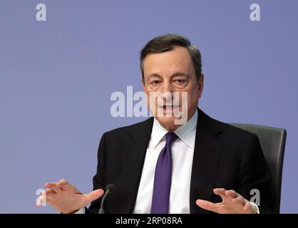 (180426) -- FRANKFURT, 26. April 2018 -- der Präsident der Europäischen Zentralbank (EZB) Mario Draghi nimmt am 26. April 2018 an einer Pressekonferenz im EZB-Hauptsitz in Frankfurt Teil. Die Europäische Zentralbank (EZB) hat am Donnerstag beschlossen, die Leitzinsen für das Euro-Währungsgebiet unverändert zu halten. )(rh) DEUTSCHLAND-FRANKFURT-EZB LuoxHuanhuan PUBLICATIONxNOTxINxCHN Stockfoto