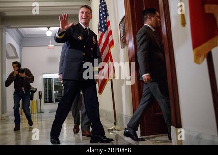 Bilder des Tages 180426 -- WASHINGTON, 26. April 2018 -- Veterans Affairs Secretary Nominee Ronny Jackson L, Front wird am 16. April 2018 auf dem Capitol Hill in Washington D.C., USA, gesehen. Der Arzt des Weißen Hauses, Ronny Jackson, gab am 26. April bekannt, dass er sich von der Nominierung von Präsident Donald Trump als nächster Veterans Affairs Secretary zurückgezogen habe. nach einer Reihe von Anschuldigungen, er habe ein feindliches Arbeitsumfeld gefördert und sich unangemessen verhalten, während er als Top-Arzt im Weißen Haus diente. U.S.-WASHINGTON D.C.-VETERANS AFFAIRS SECRETARY-NOMINEE-WITHDRAWAL TINGXSHEN Stockfoto