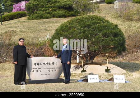 (180427) -- PANMUNJOM, 27. April 2018 -- der südkoreanische Präsident Moon Jae-in (R) und Kim Jong UN, der Spitzenführer der Demokratischen Volksrepublik Korea (DVRK), veranstalten am 27. April 2018 eine Gedenkveranstaltung, um eine Kiefer neben einem Pfad in der Nähe der militärischen Abgrenzungslinie zu Pflanzen. S) (dtf) SÜDKOREA-DVRK-GIPFEL InterkoreanxSummitxPressxCorp PUBLICATIONxNOTxINxCHN Stockfoto