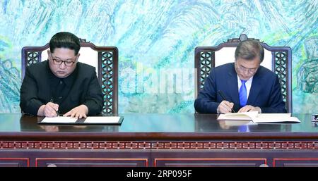 (180427) -- PANMUNJOM, 27. April 2018 -- der südkoreanische Präsident Moon Jae-in (R) und Kim Jong UN, der Spitzenführer der Demokratischen Volksrepublik Korea (DVRK), unterzeichnen ihre gemeinsame Erklärung mit dem Titel "Panmunjom Declaration for Peace, Prosperity and Unification of the Korean Peninsula" (Panmunjom Erklärung für Frieden, Wohlstand und Vereinigung der koreanischen Halbinsel). im Peace House auf der südkoreanischen Seite von Panmunjom am 27. April 2018. Interkoreanisches Gipfeltreffen Presskorps) (dtf) SÜDKOREA-DVRK-GIPFEL WangxJingqiang PUBLICATIONxNOTxINxCHN Stockfoto