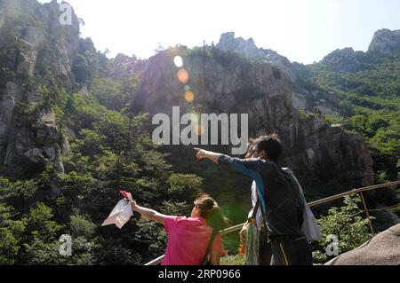 (180427) -- PEKING, 27. April 2018 -- Foto aufgenommen am 13. August 2013 zeigt, wie Reisende die wunderschöne Landschaft der Kumgang-san Resort Region in der Demokratischen Volksrepublik Korea (DVRK) genießen. ) Xinhua-Schlagzeilen: Mond-Kim-Gipfel weckt Hoffnung auf dauerhaften Frieden auf der koreanischen Halbinsel DuxBaiyu PUBLICATIONxNOTxINxCHN Stockfoto