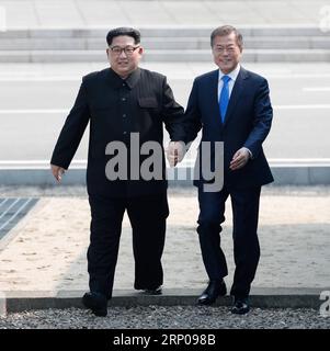 (180427) -- PEKING, 27. April 2018 () -- der südkoreanische Präsident Moon Jae-in (R) trifft sich am 27. April 2018 mit dem Spitzenführer der Demokratischen Volksrepublik Korea (DVRK) Kim Jong UN im Grenzdorf Panmunjom. (/Interkoreanisches Presskorps) Schlagzeilen: Moon-Kim-Gipfel weckt Hoffnung auf dauerhaften Frieden auf der koreanischen Halbinsel Xinhua PUBLICATIONxNOTxINxCHN Stockfoto