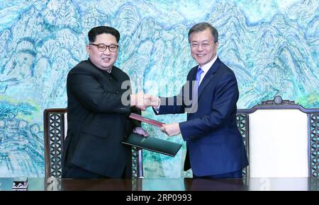 (180427) -- PANMUNJOM, 27. April 2018 -- der südkoreanische Präsident Moon Jae-in (R) und Kim Jong UN, der Spitzenführer der Demokratischen Volksrepublik Korea (DVRK), tauschen ihre gemeinsame Erklärung mit dem Titel Panmunjom Declaration for Peace, Prosperity and Unification of the Korean Peninsula (Panmunjom Declaration for Peace, Prosperity and Unification of the Korean Peninsula) aus. im Peace House auf der südkoreanischen Seite von Panmunjom am 27. April 2018. Interkoreanisches Gipfeltreffen Presskorps) (dtf) SÜDKOREA-DVRK-GIPFEL WangxJingqiang PUBLICATIONxNOTxINxCHN Stockfoto