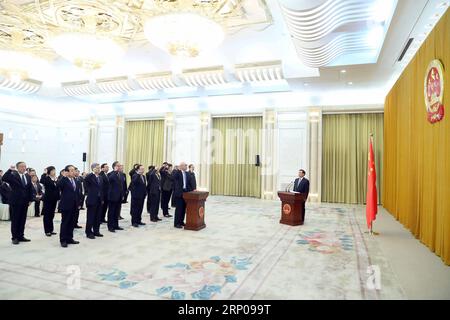 (180427) -- PEKING, 27. April 2018 -- Wang Chen (R), stellvertretender Vorsitzender des Ständigen Ausschusses des Nationalen Volkskongresses (NPC), leitet eine Eid-Zeremonie, um die Treue zur Verfassung zu versprechen, die vom 13. Ständigen Ausschuss des NPC in Peking, der Hauptstadt Chinas, am 27. April 2018 abgehalten wird. ) (wyo) CHINA-BEIJING-NPC-OATH-TAKING CEREMONY (CN) LiuxWeibing PUBLICATIONxNOTxINxCHN Stockfoto