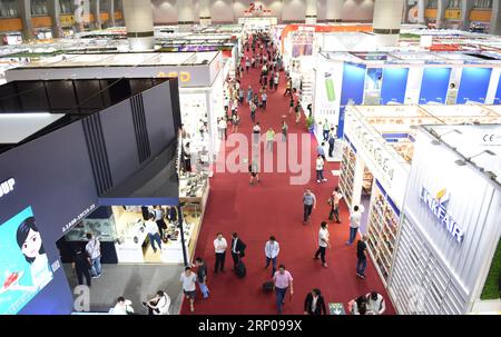 (180427) -- GUANGZHOU, 27. April 2018 -- Menschen besuchen die 123. Sitzung der China Import and Export Fair, auch bekannt als Canton Fair, in Guangzhou, Hauptstadt der südchinesischen Provinz Guangdong, 27. April 2018. Die zweite Phase der Messe wurde hier am Freitag geschlossen. ) (Yxb) CHINA-GUANGZHOU-KANTON FAIR-PHASE 2 (CN) LuxHanxin PUBLICATIONxNOTxINxCHN Stockfoto