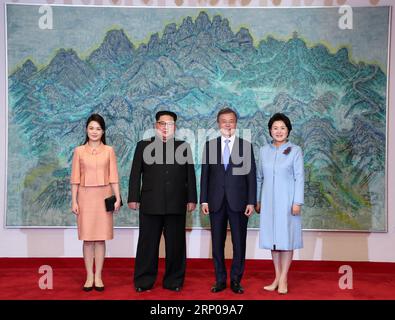 (180427) -- PANMUNJOM, 27. April 2018 -- der südkoreanische Präsident Moon Jae-in (2. R) und seine Frau Kim Jung-sook (1. R) posieren für Fotos mit Kim Jong UN (2. L), Spitzenführer der Demokratischen Volksrepublik Korea (DVRK) und seine Frau Ri Sol Ju im Friedenshaus auf der südkoreanischen Seite von Panmunjom am 27. April 2018. Interkoreanisches Gipfeltreffen Presskorps) (dtf) SÜDKOREA-DVRK-GIPFEL WangxJingqiang PUBLICATIONxNOTxINxCHN Stockfoto