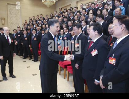 (180427) -- PEKING, 27. April 2018 -- Wang Yang, Vorsitzender des Nationalen Komitees der Politischen Konsultativkonferenz des chinesischen Volkes, trifft sich mit Vertretern der ersten Sitzung des neuen rates der auf dem chinesischen Festland ansässigen Assoziation für Beziehungen über die Taiwan-Straße (ARATS) in Peking, Hauptstadt Chinas, am 27. April 2018. ) (wyo) CHINA-BEIJING-WANG YANG-ARATS-MEETING (CN) YaoxDawei PUBLICATIONxNOTxINxCHN Stockfoto