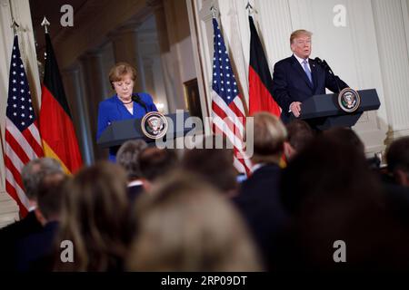 (180427) -- WASHINGTON, 27. April 2018 -- US-Präsident Donald Trump (R) nimmt am 27. April 2018 an einer gemeinsamen Pressekonferenz mit Bundeskanzlerin Angela Merkel im Weißen Haus in Washington D.C. Teil. ) U.S.-WASHINGTON D.C.-TRUMP-DEUTSCHLAND-MERKEL-TREFFEN TINGXSHEN PUBLICATIONXNOTXINXCHN Stockfoto