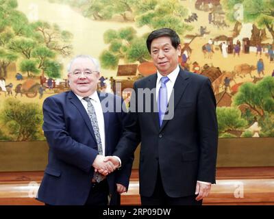 (180427) -- PEKING, 27. April 2018 -- Li Zhanshu (R), Vorsitzender des Ständigen Ausschusses des Nationalen Volkskongresses (NPC), hält Gespräche mit Sean O Fearghail, Vorsitzender des Dail Eireann, Unterhaus des irischen parlaments, in Peking, Hauptstadt von China, 27. April 2018. ) (wyo) CHINA-BEIJING-LI ZHANSHU-IRELAND-TALKS (CN) DingxLin PUBLICATIONxNOTxINxCHN Stockfoto