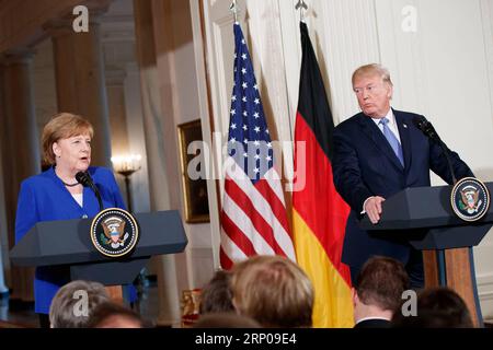 (180427) -- WASHINGTON, 27. April 2018 -- US-Präsident Donald Trump (R) nimmt am 27. April 2018 an einer gemeinsamen Pressekonferenz mit Bundeskanzlerin Angela Merkel im Weißen Haus in Washington D.C. Teil. ) U.S.-WASHINGTON D.C.-TRUMP-DEUTSCHLAND-MERKEL-TREFFEN TINGXSHEN PUBLICATIONXNOTXINXCHN Stockfoto