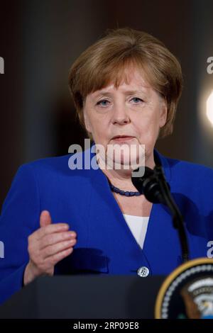 (180427) -- WASHINGTON, 27. April 2018 -- Bundeskanzlerin Angela Merkel nimmt am 27. April 2018 an einer gemeinsamen Pressekonferenz mit US-Präsident Donald Trump (nicht im Bild) im Weißen Haus in Washington D.C. Teil. ) U.S.-WASHINGTON D.C.-TRUMP-DEUTSCHLAND-MERKEL-TREFFEN TINGXSHEN PUBLICATIONXNOTXINXCHN Stockfoto