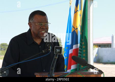 (180427) -- WINDHOEK, 27. April 2018 -- Namibias Präsident Hage Geingob hält eine Rede während einer Zeremonie zur offiziellen Eröffnung einer Straße, die von einem chinesischen Unternehmen in Grootfontein, Namibia, am 27. April 2018 gebaut wurde. Namibias Präsident Hage Geingob eröffnete am Freitag offiziell eine Straße, die von China Henan International Cooperation Group Co., Ltd. (CHICO) auf Bitumenstandards aufgerüstet wurde. Der Ausbau der Okamatapati-Grootfontein Road ist eine Fortsetzung der Bitumenstraße zwischen Gobabis und Otjinene, die 2012 vom damaligen Präsidenten Hifikepunye Pohamba eingeweiht wurde. NAMIBIA-GROOTFONTEIN-CHINESISCH Stockfoto