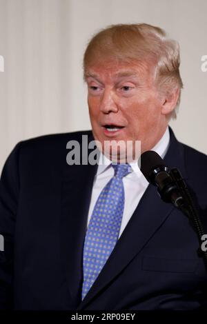 (180427) -- WASHINGTON, 27. April 2018 -- US-Präsident Donald Trump spricht während einer gemeinsamen Pressekonferenz mit Bundeskanzlerin Angela Merkel (nicht im Bild) im Weißen Haus in Washington D.C., USA, am 27. April 2018. ) U.S.-WASHINGTON D.C.-TRUMP-DEUTSCHLAND-MERKEL-TREFFEN TINGXSHEN PUBLICATIONXNOTXINXCHN Stockfoto