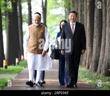 (180428) -- WUHAN, 28. April 2018 -- der chinesische Präsident Xi Jinping (R) geht mit dem indischen Premierminister Narendra Modi in Wuhan, der Hauptstadt der zentralchinesischen Provinz Hubei, am 28. April 2018. XI hielt am Freitag und Samstag in Wuhan ein informelles Treffen mit dem indischen Premierminister Narendra Modi ab. ) (ZYD) CHINA-WUHAN-XI JINPING-INDIEN-MODI-INFORMELLES TREFFEN (CN) YANXYAN PUBLICATIONXNOTXINXCHN Stockfoto