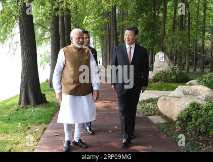 (180428) -- WUHAN, 28. April 2018 -- der chinesische Präsident Xi Jinping (R) geht mit dem indischen Premierminister Narendra Modi in Wuhan, der Hauptstadt der zentralchinesischen Provinz Hubei, am 28. April 2018. XI hielt am Freitag und Samstag in Wuhan ein informelles Treffen mit dem indischen Premierminister Narendra Modi ab. ) (ZYD) CHINA-WUHAN-XI JINPING-INDIEN-MODI-INFORMELLES TREFFEN (CN) YANXYAN PUBLICATIONXNOTXINXCHN Stockfoto