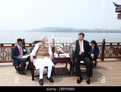 (180428) -- WUHAN, 28. April 2018 -- der chinesische Präsident Xi Jinping (R) spricht mit dem indischen Premierminister Narendra Modi in Wuhan, der Hauptstadt der zentralchinesischen Provinz Hubei, am 28. April 2018. XI hielt am Freitag und Samstag in Wuhan ein informelles Treffen mit dem indischen Premierminister Narendra Modi ab. ) (ZYD) CHINA-WUHAN-XI JINPING-INDIEN-MODI-INFORMELLES TREFFEN (CN) JUXPENG PUBLICATIONXNOTXINXCHN Stockfoto