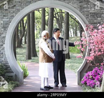 Bilder des Tages (180428) -- WUHAN, 28. April 2018 -- der chinesische Präsident Xi Jinping (R) spricht mit dem indischen Premierminister Narendra Modi in Wuhan, der Hauptstadt der zentralchinesischen Provinz Hubei, am 28. April 2018. XI hielt am Freitag und Samstag in Wuhan ein informelles Treffen mit dem indischen Premierminister Narendra Modi ab. ) (ZYD) CHINA-WUHAN-XI JINPING-INDIEN-MODI-INFORMELLES TREFFEN (CN) XIEXHUANCHI PUBLICATIONXNOTXINXCHN Stockfoto