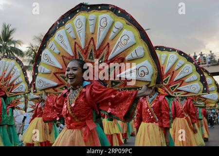 (180428) -- MANILA, 28. April 2018 -- Tänzerinnen treten während der jährlichen Aliwan Fiesta in Manila, Philippinen, am 28. April 2018 auf. Die Aliwan Fiesta ist der jährliche Sommer-Tanz-Festival-Wettbewerb, der volkstümliche und ethnische darstellende Kunst aus dem ganzen Land zeigt. ) (srb) PHILIPPINEN-MANILA-ALIWAN FIESTA ROUELLExUMALI PUBLICATIONxNOTxINxCHN Stockfoto