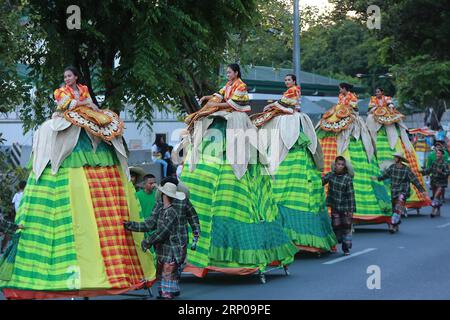 (180428) -- MANILA, 28. April 2018 -- Tänzerinnen treten während der jährlichen Aliwan Fiesta in Manila, Philippinen, am 28. April 2018 auf. Die Aliwan Fiesta ist der jährliche Sommer-Tanz-Festival-Wettbewerb, der volkstümliche und ethnische darstellende Kunst aus dem ganzen Land zeigt. ) (srb) PHILIPPINEN-MANILA-ALIWAN FIESTA ROUELLExUMALI PUBLICATIONxNOTxINxCHN Stockfoto