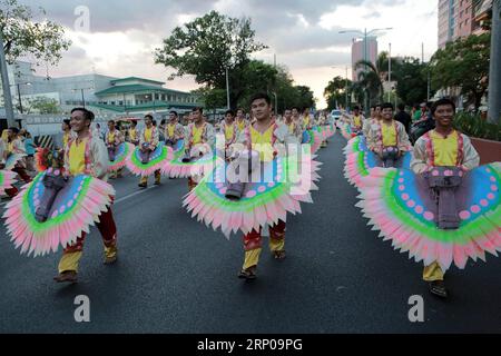 (180428) -- MANILA, 28. April 2018 -- Tänzerinnen treten während der jährlichen Aliwan Fiesta in Manila, Philippinen, am 28. April 2018 auf. Die Aliwan Fiesta ist der jährliche Sommer-Tanz-Festival-Wettbewerb, der volkstümliche und ethnische darstellende Kunst aus dem ganzen Land zeigt. ) (srb) PHILIPPINEN-MANILA-ALIWAN FIESTA ROUELLExUMALI PUBLICATIONxNOTxINxCHN Stockfoto