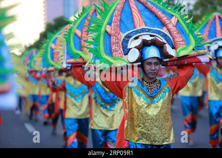 (180428) -- MANILA, 28. April 2018 -- Tänzerinnen treten während der jährlichen Aliwan Fiesta in Manila, Philippinen, am 28. April 2018 auf. Die Aliwan Fiesta ist der jährliche Sommer-Tanz-Festival-Wettbewerb, der volkstümliche und ethnische darstellende Kunst aus dem ganzen Land zeigt. ) (srb) PHILIPPINEN-MANILA-ALIWAN FIESTA ROUELLExUMALI PUBLICATIONxNOTxINxCHN Stockfoto